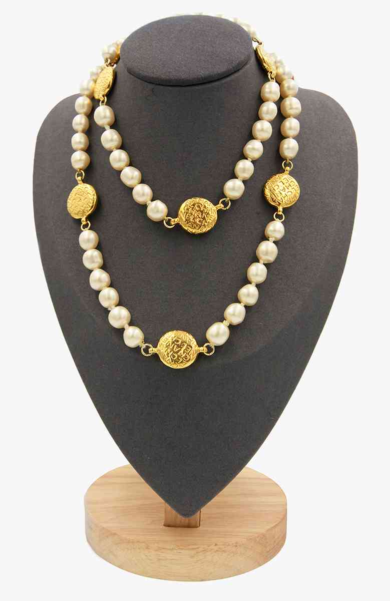 Chanel Pearl and Logo Disk necklace, 1980s