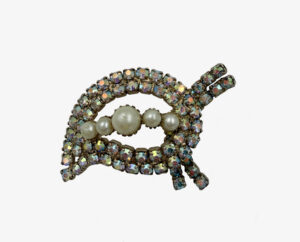 Vintage brooch with rhinestones and pearls